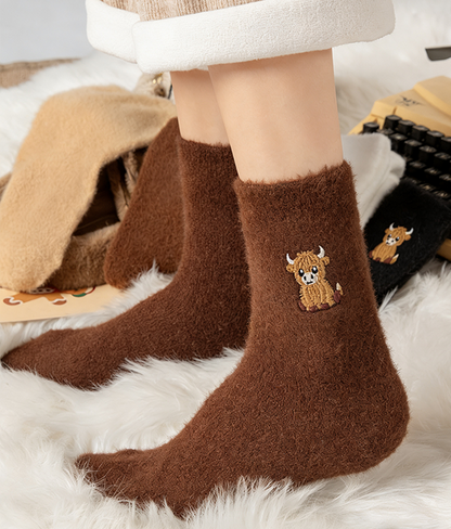 🎁Neujahrs-Sonderangebot für 9,99 £!!⚡1 kaufen, 3 Paar erhalten⚡Über 50.000 verkauft!💖Kuschelige, warme Plüschsocken für Damen mit niedlicher Highland-Cow-Stickerei