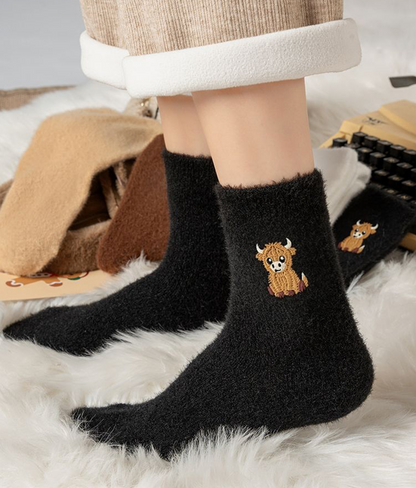 🎁Neujahrs-Sonderangebot für 9,99 £!!⚡1 kaufen, 3 Paar erhalten⚡Über 50.000 verkauft!💖Kuschelige, warme Plüschsocken für Damen mit niedlicher Highland-Cow-Stickerei
